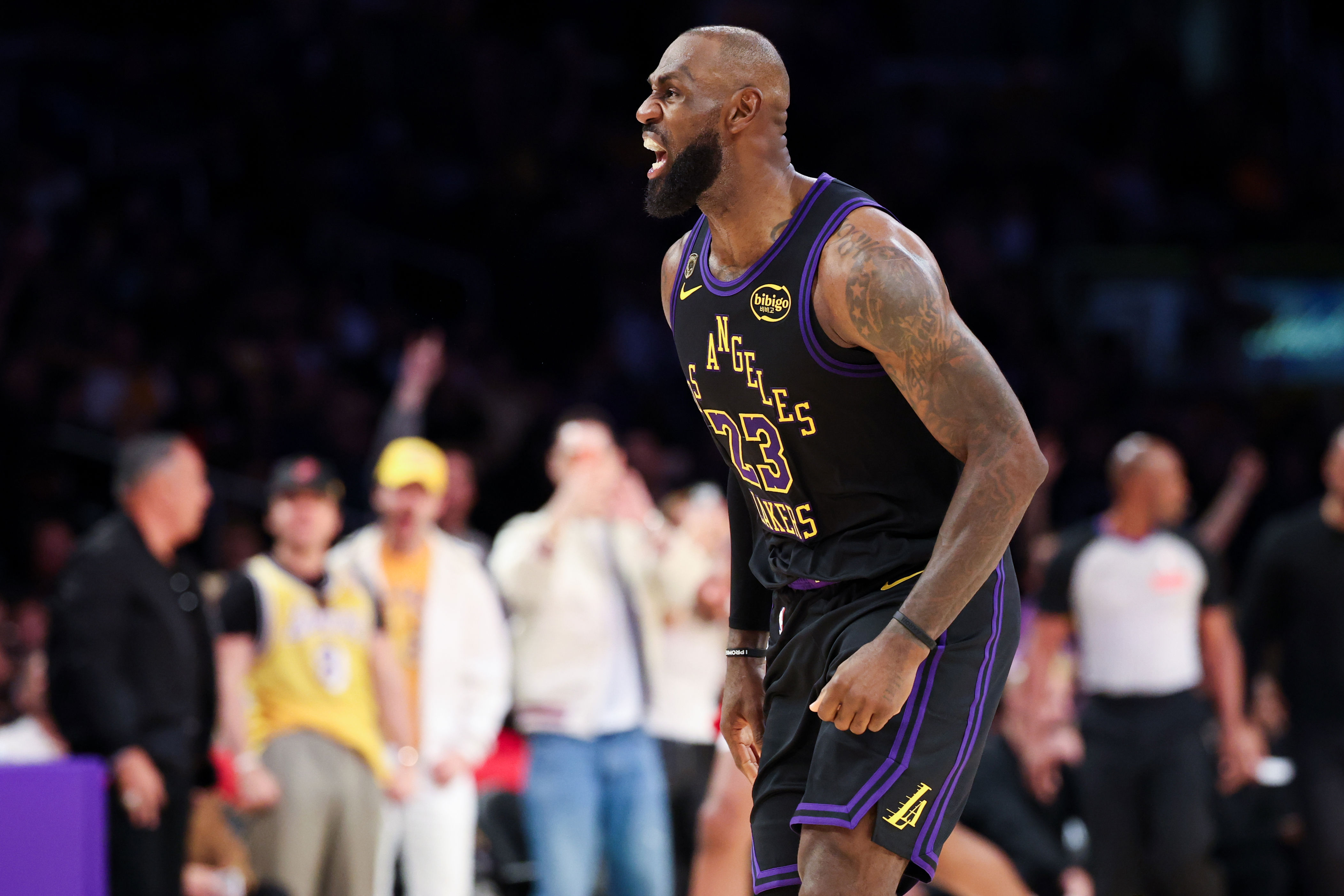 Lakers grind out Game 2 win over Rockets