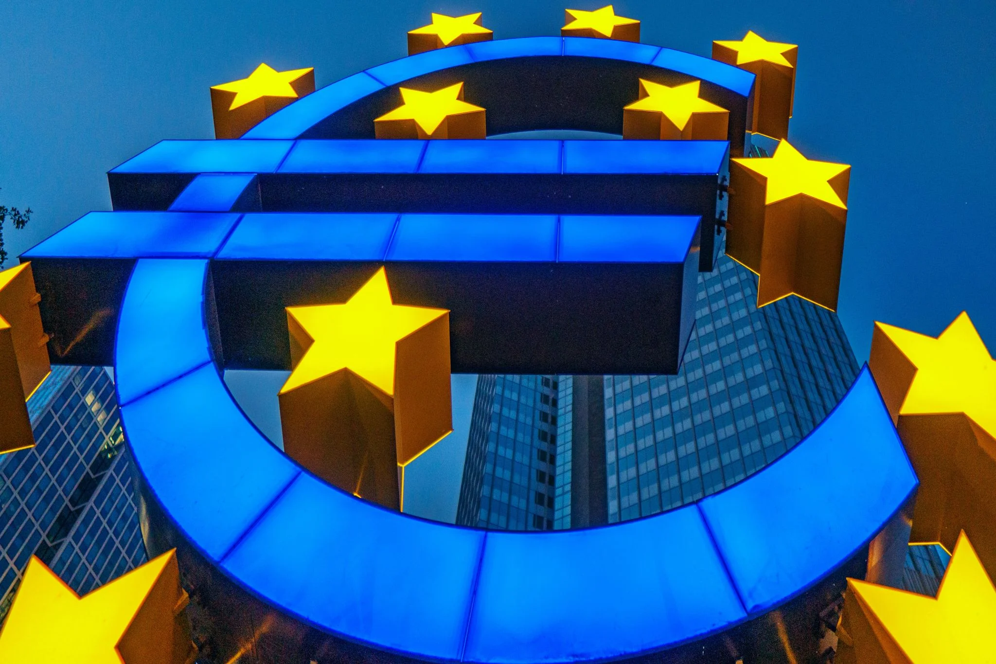 12 bancos europeos lanzan su stablecoin del euro bajo MiCA en 2025