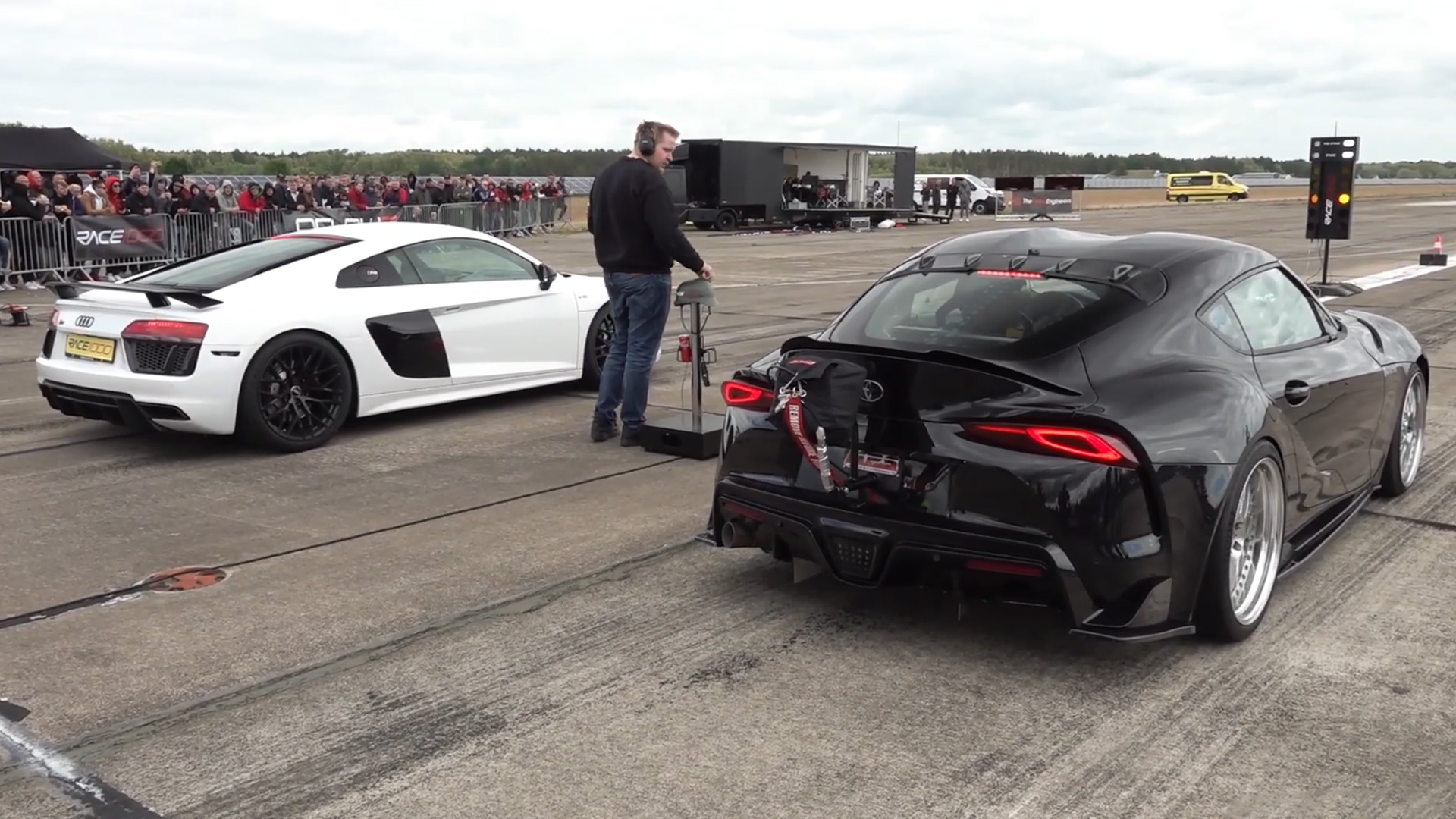 Sfida drag tra Audi R8 e Toyota Supra