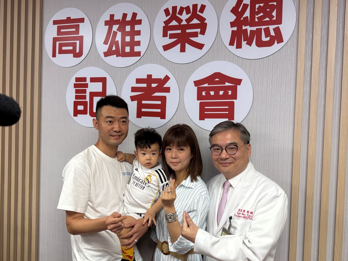 高雄榮總婦女醫學部崔冠濠教授與張小姐一家三口合影。（圖：溫蘭魁攝）