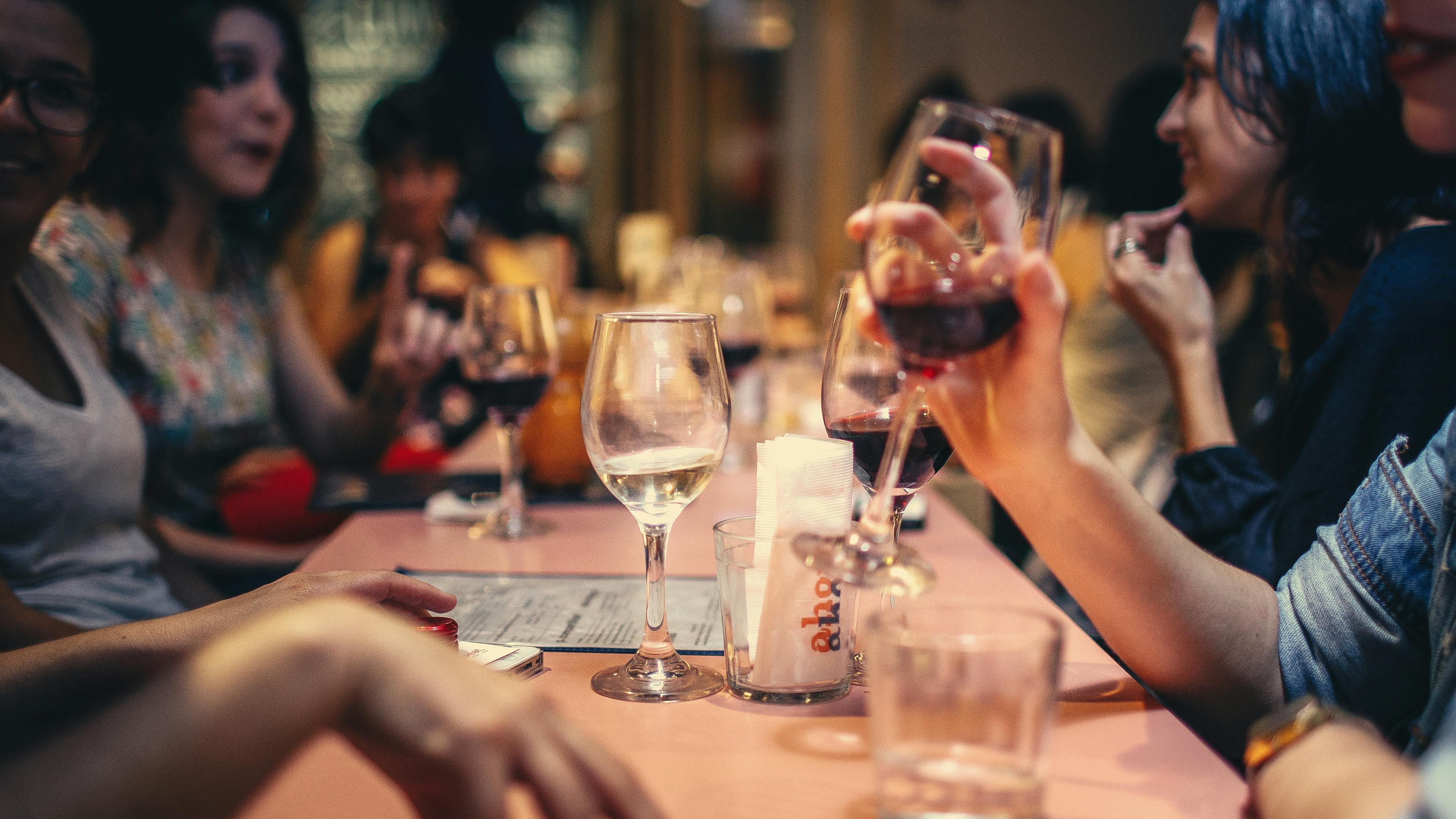 Van a un restaurante con su hijo de 4 años y no dan crédito a lo que ...