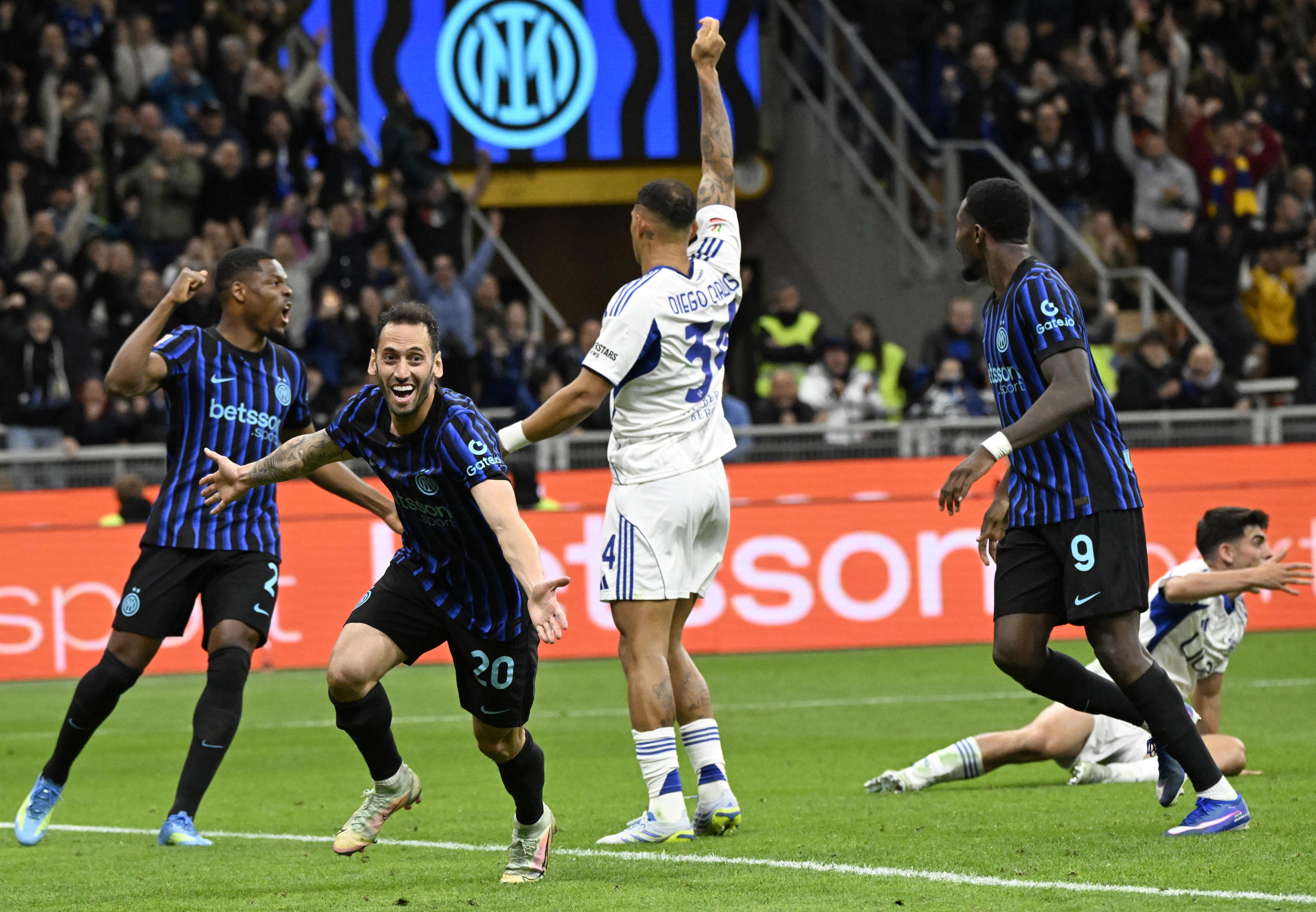 Inter in Italian Cup final after stunning comeback against Como