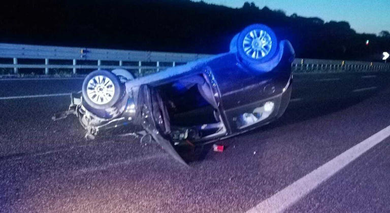 Campagna, scontro tra auto e camion in autostrada: giovane ferito