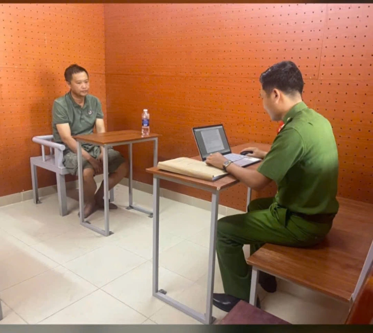 Vờ đẩy giúp xe hết xăng, lợi dụng cướp điện thoại