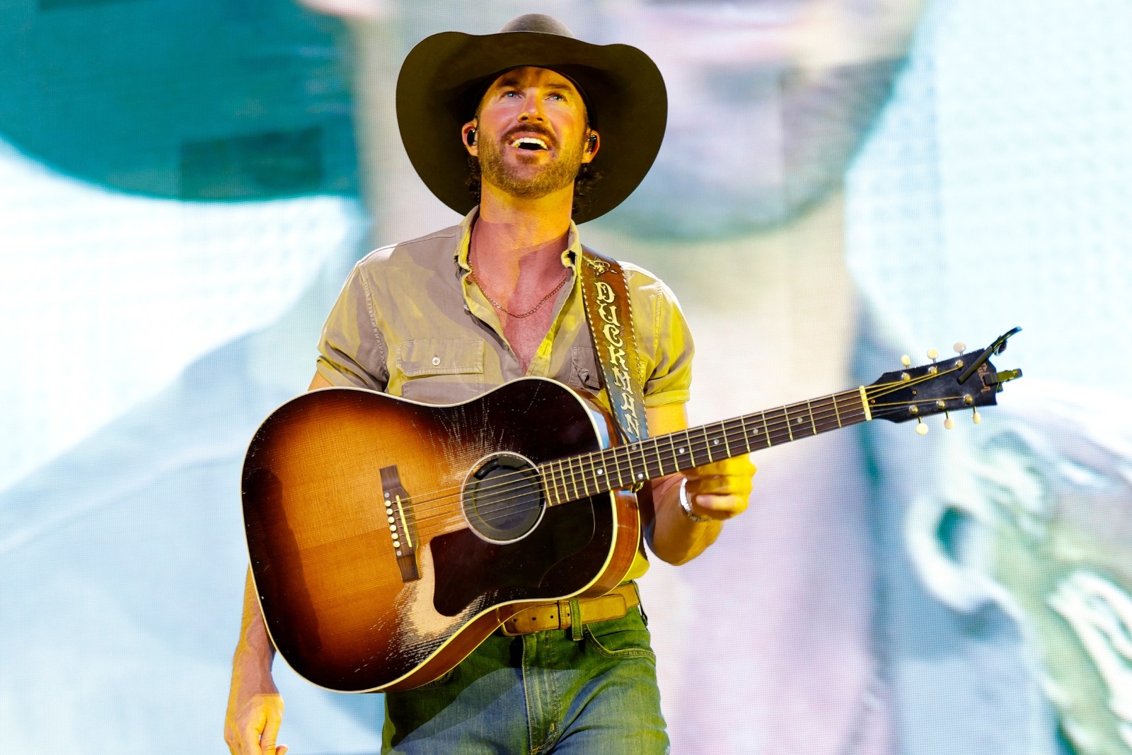 Riley Green changes lyrics to ‘Hell of a Way to Go’ after getting booed ...