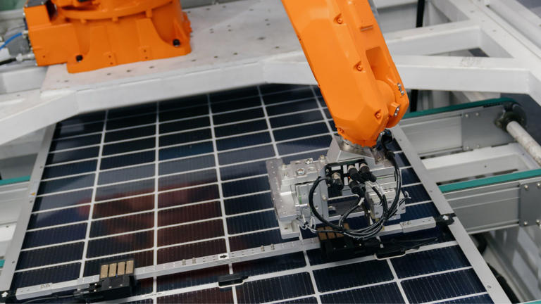 New robotic lab conducts 50,000 experiments, hits 27% efficiency in ...
