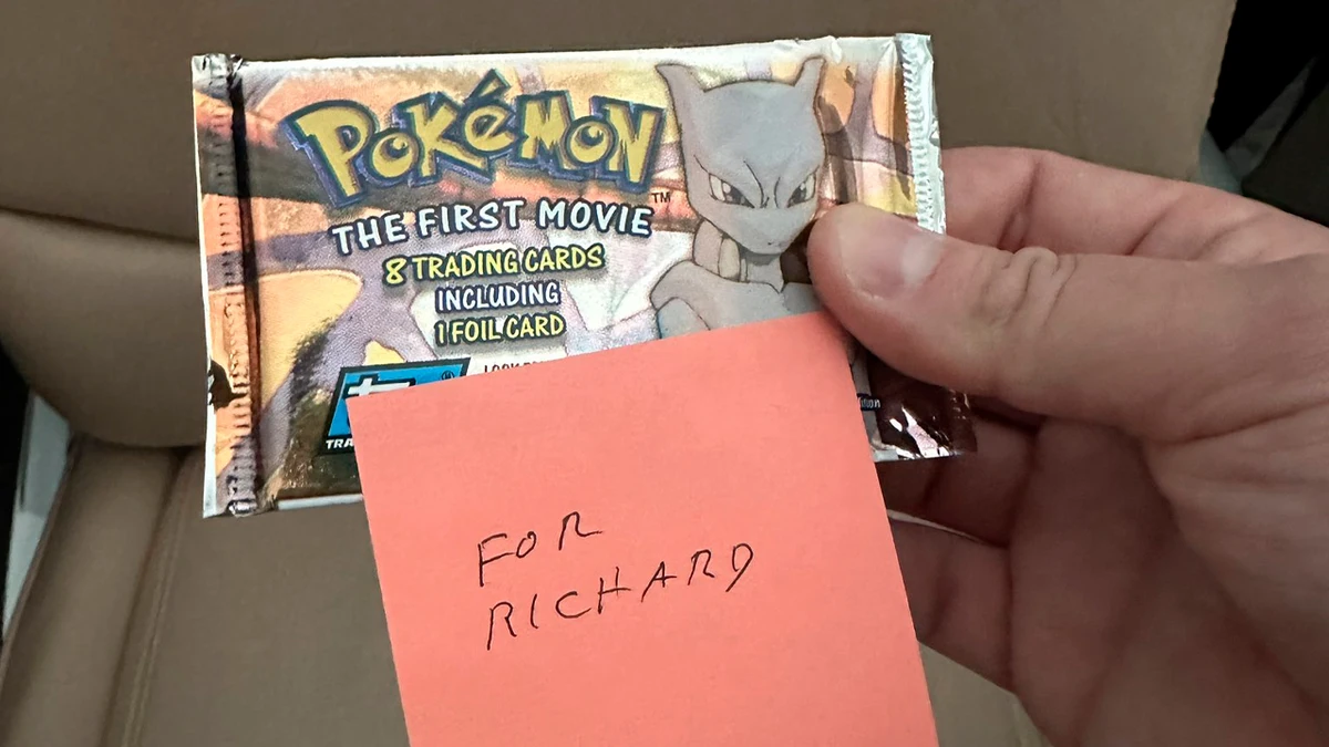 Un jefe le regala a su empleado un sobre de cartas de la primera ...