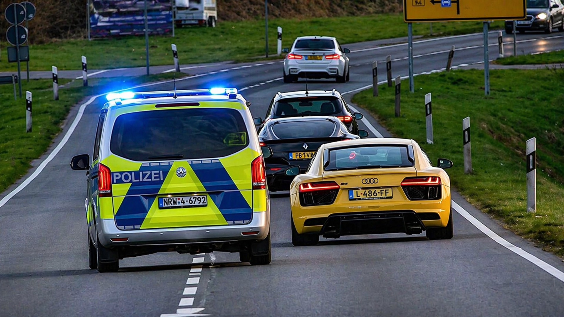Audi R8 sendo perseguido pela polícia em via pública