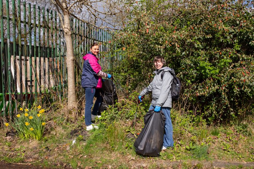 Glasgow's Ukrainian community lifts 840kg of litter as a thank you to ...