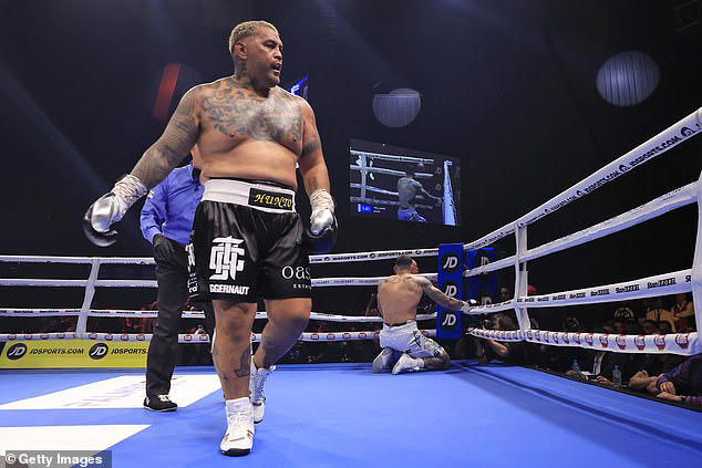 Former UFC star Mark Hunt offers $100,000 personal trainer for boxing fight
