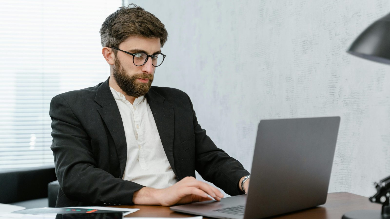 Why smart men are moving away from traditional 9-5 jobs
