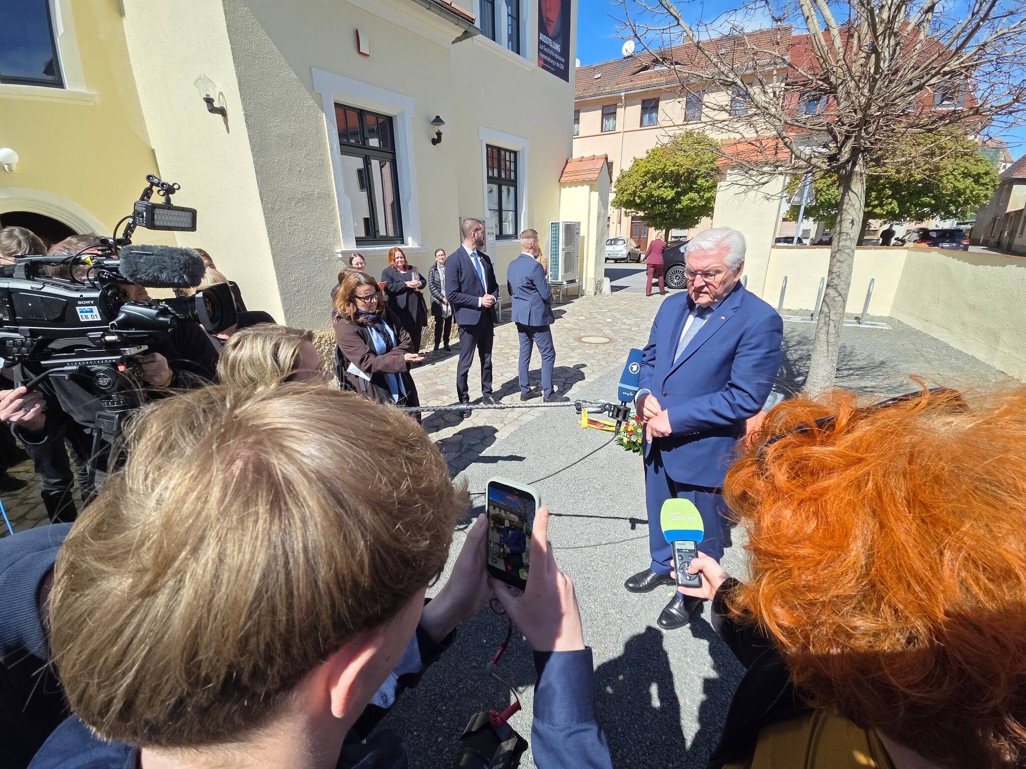 steinmeier-spricht-in-torgau-mit-ehemaligen-insassen-des-jugendwerkhofs