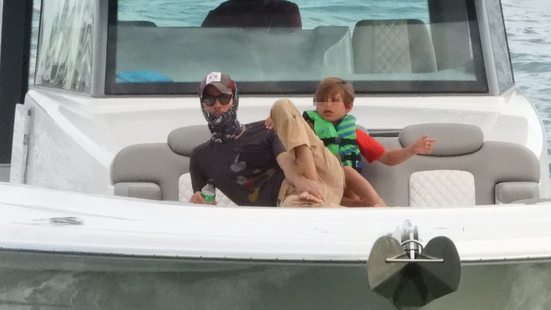 Enrique Iglesias, un superpadrazo con su hijo Nicholas: su divertido ...