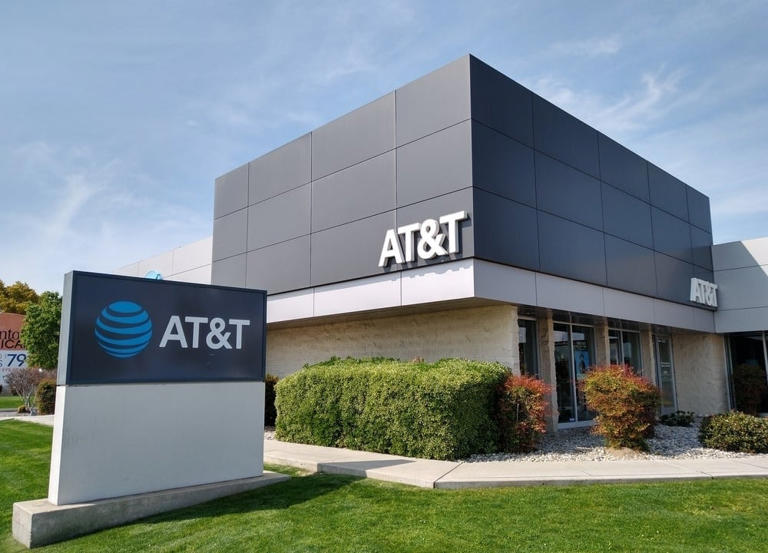 AT&T rides fiber boom while legacy business fades