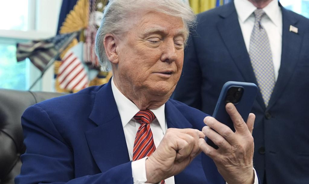 Donald Trump's late-night posting habit signals a 'dangerous' cognitive ...