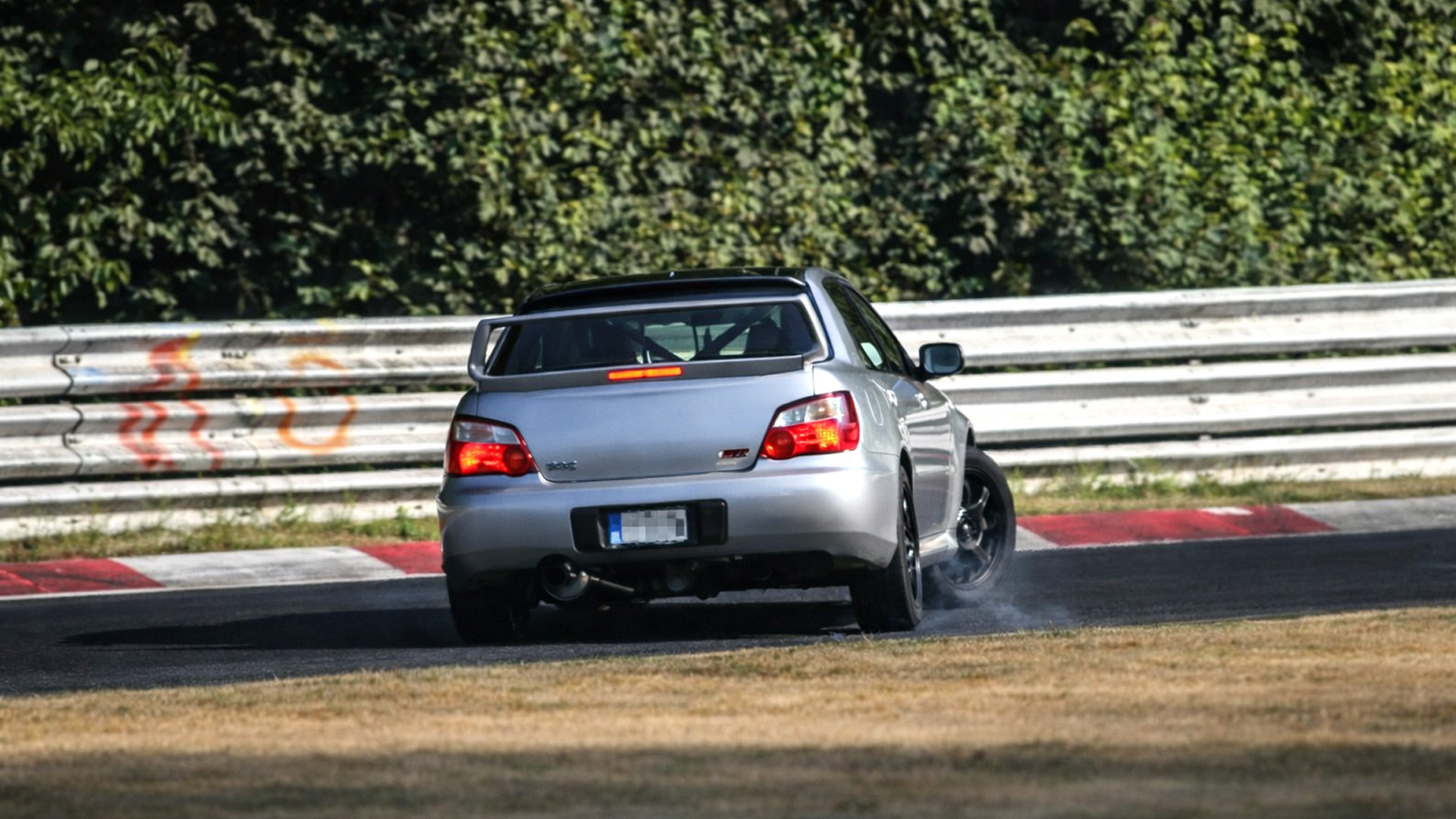 Subaru Impreza loses grip and nearly crashes on the Nürburgring track
