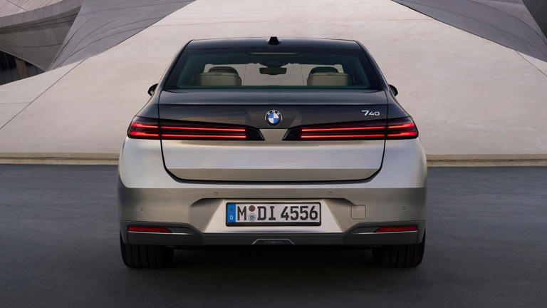 Big time: The 2027 BMW 7 series gets even more top-shelf tech, another ...