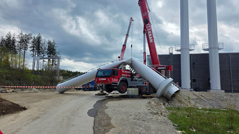 Holzkirchen, Bayern: Kamin stürzt auf Kran