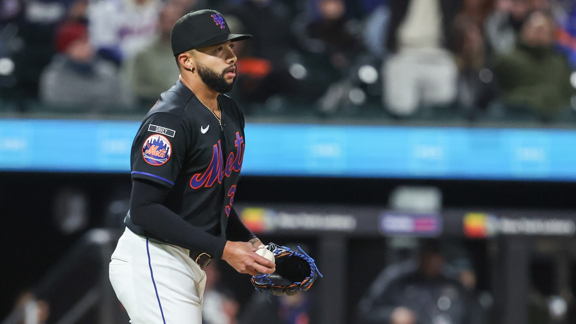 Mets fans mostly stay home but fill Citi Field with late boos as New ...