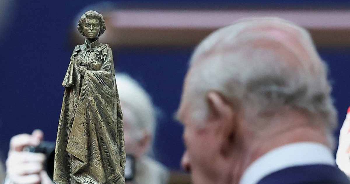 Royal fans have a major problem with Queen Elizabeth's latest statue ...