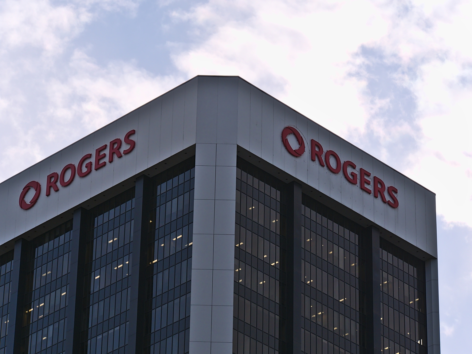 Rogers Communications' shares rally on revenue beat, upbeat outlook