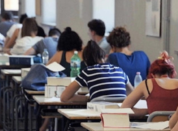 Licei, rivoluzione nei programmi: addio Geostoria, arriva l’IA e cambia la matematica