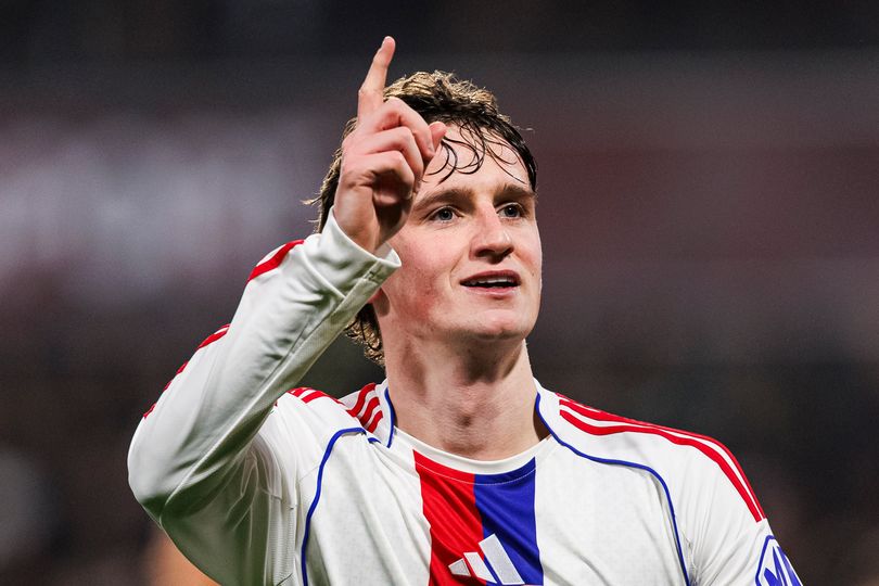 Tyler Morton, del Lyon, celebra su gol durante el partido de la Ligue 1 McDonald's entre el Metz y el Lyon en el Stade Saint-Symphorien el 25 de enero de 2026 en Metz, Francia.