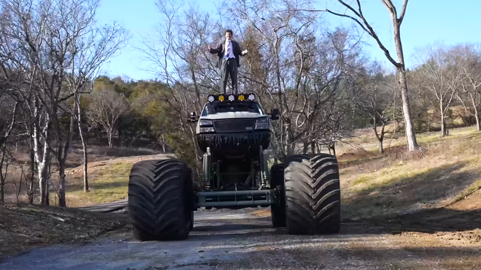 This American built an armored bulldozer - it can push police vehicles ...