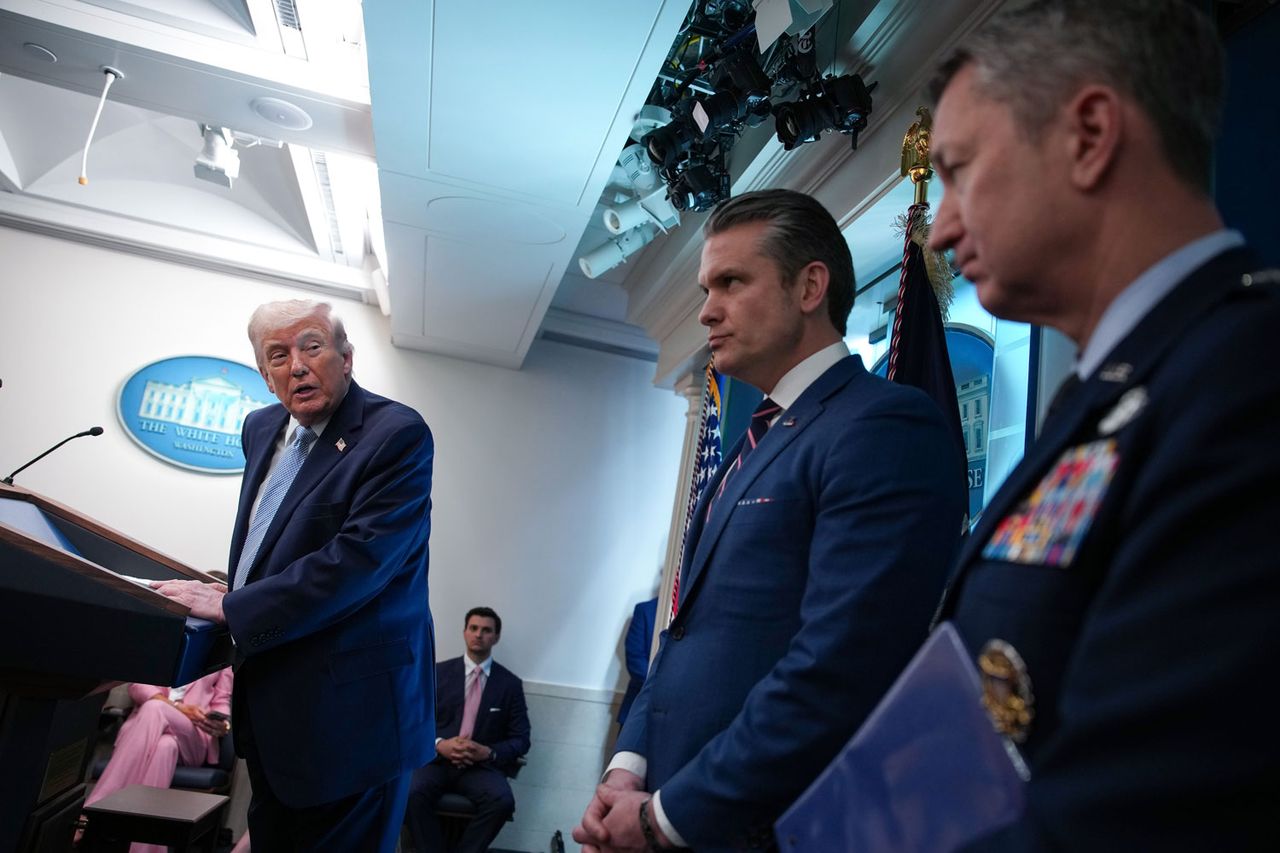 Sen. Mark Kelly responds after Trump shares early-morning post calling ...