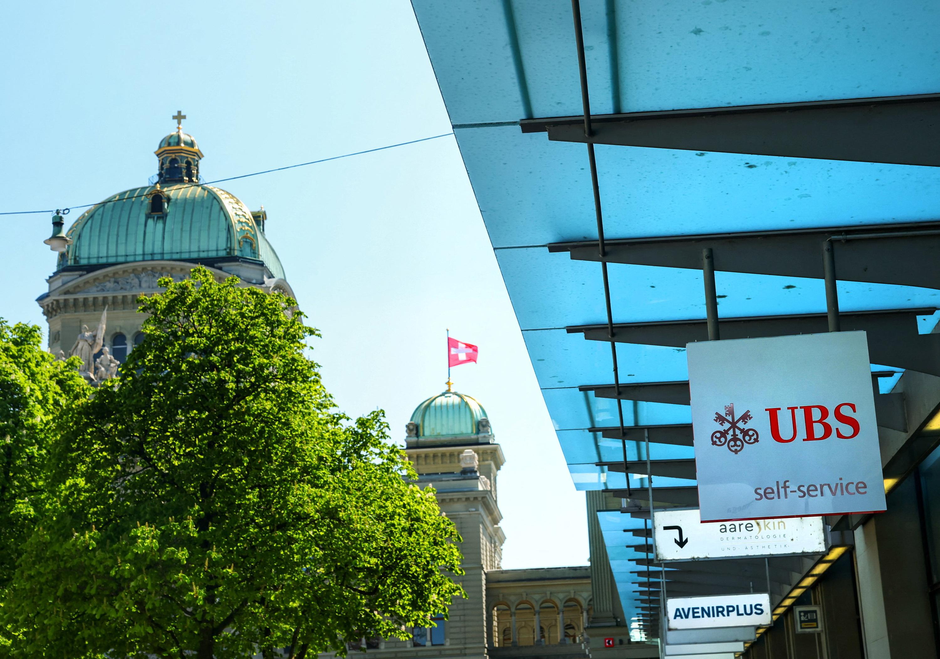 Après le naufrage de Credit Suisse, UBS contraint de renforcer ses ...