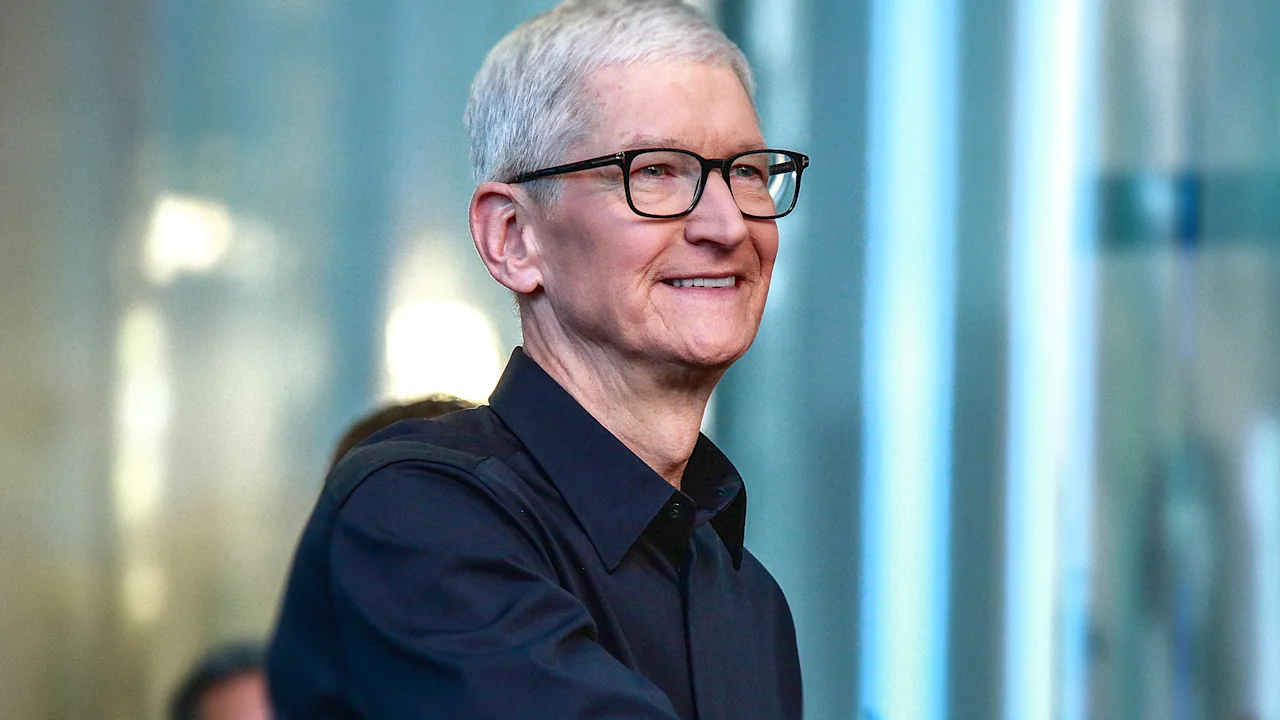 Tim Cook reveals the first thing he did as CEO every day. It’s a ...