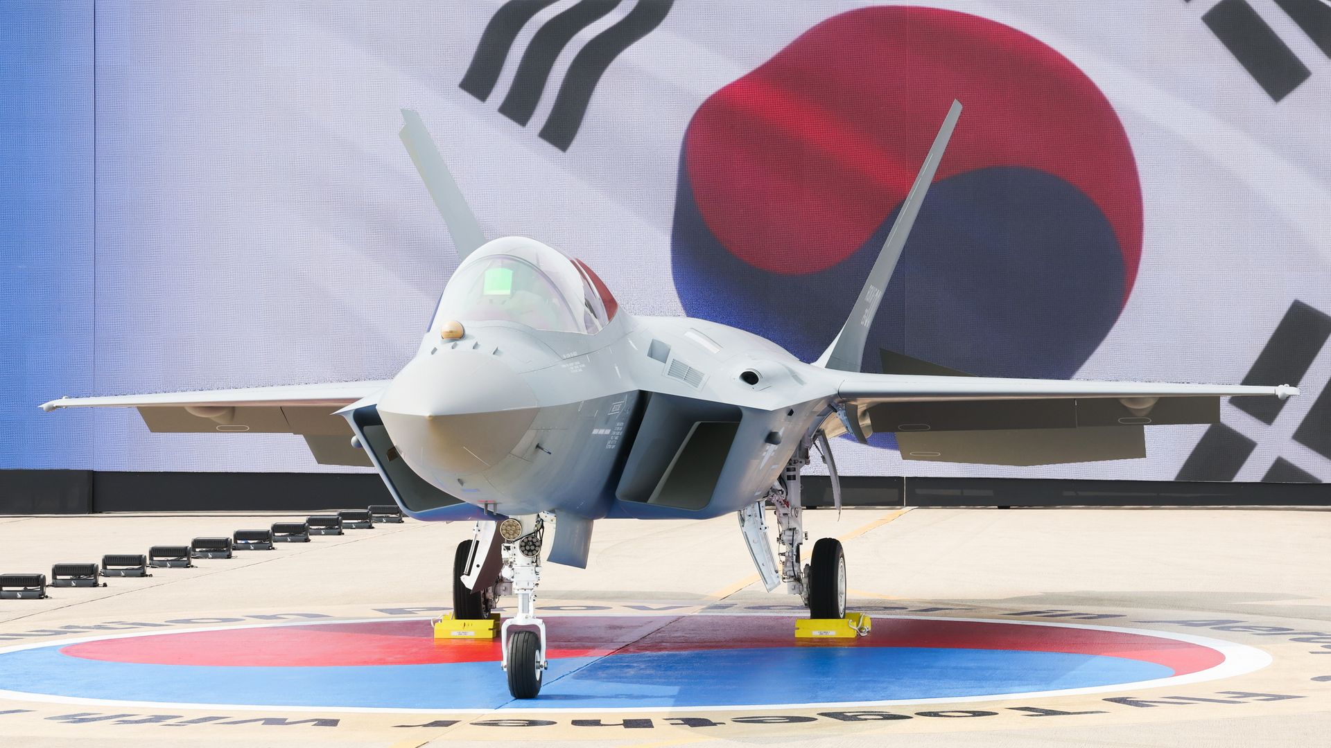 Südkorea: Pilot rammt Jet-Kollegen bei waghalsigem Manöver für ...