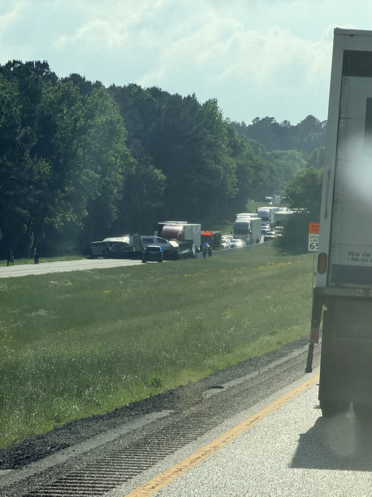 I‑20 traffic backs up for miles after crash involving 18‑wheeler, pickup