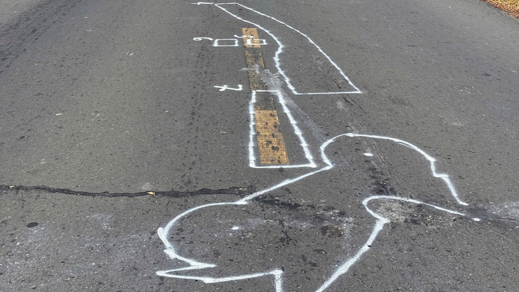 Bé trai đá bóng ra đường làm chết người, ai chịu trách nhiệm?