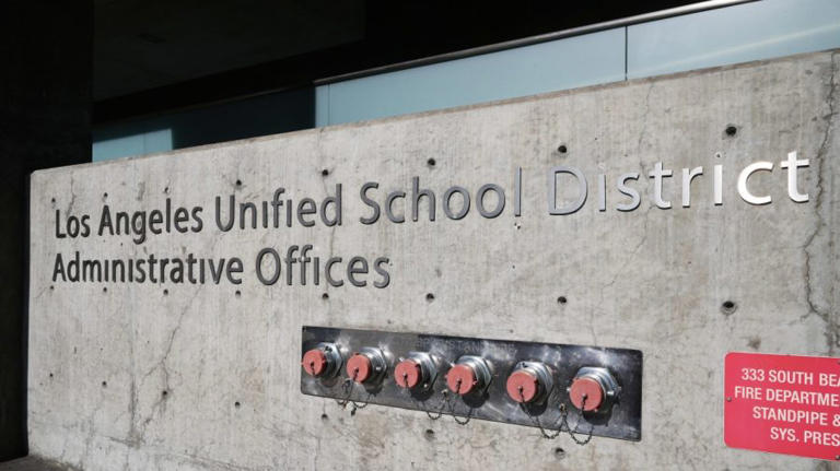Los Angeles school district announces required screen time limit