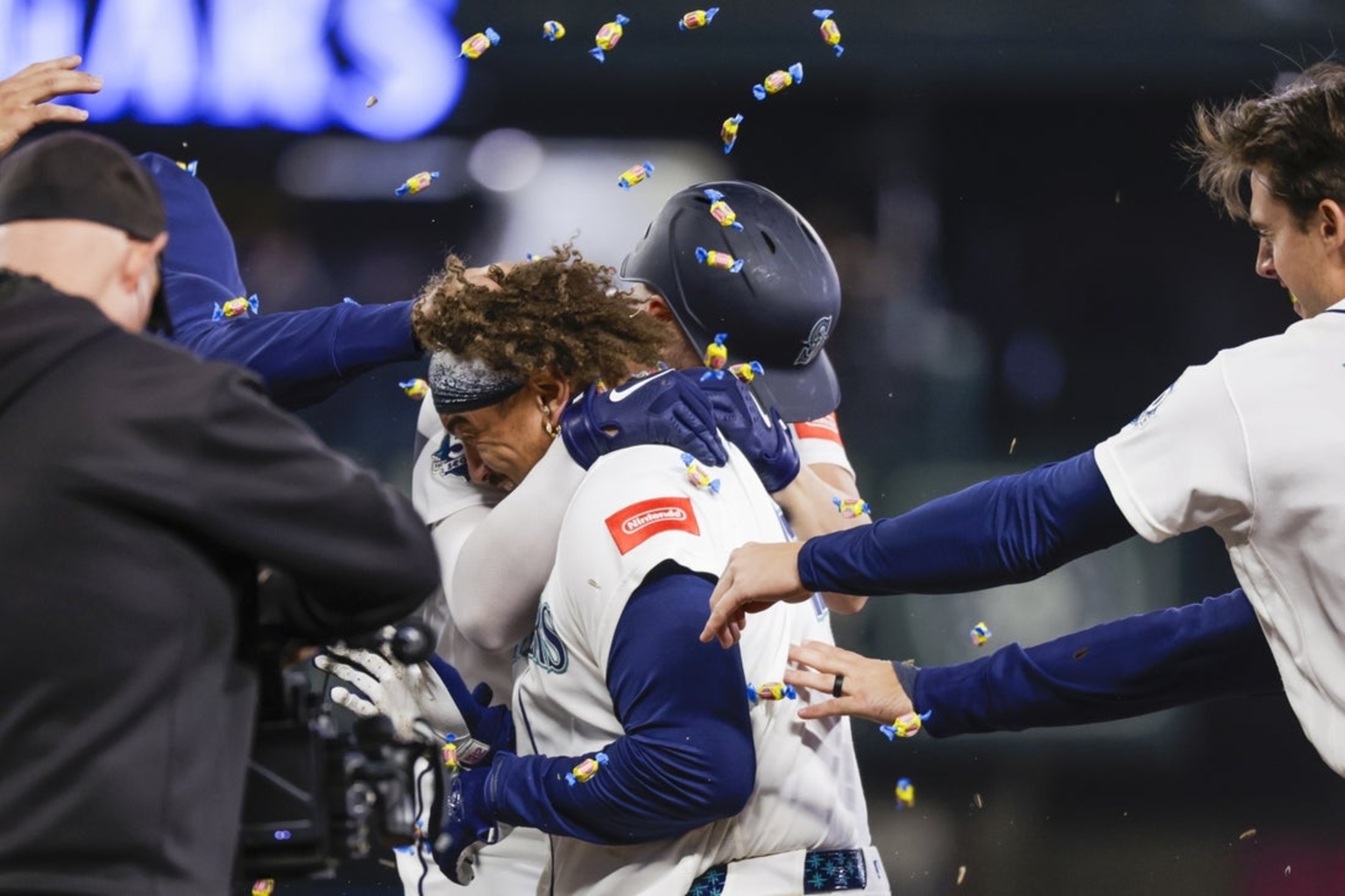 Josh Naylor, Cal Raleigh rally Mariners to walk-off win over A's