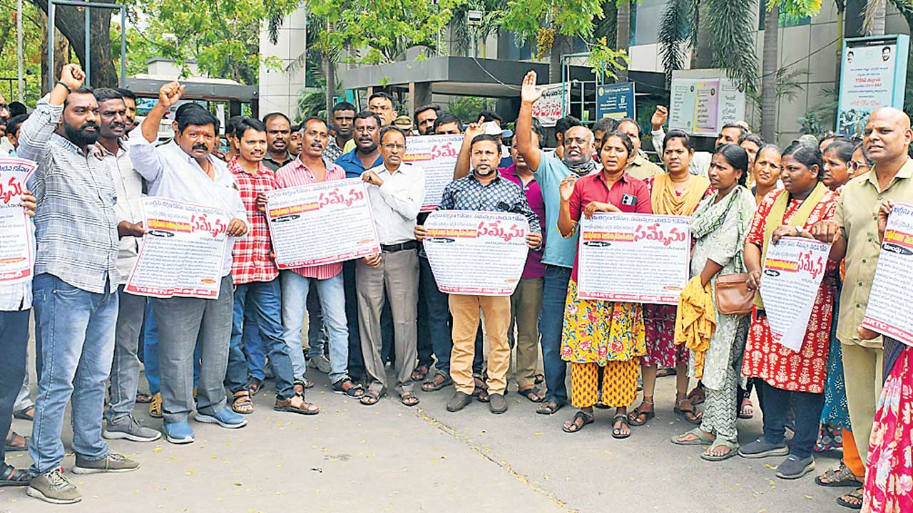 అట్టుడికిన డిపోలు.. ఆగిన బస్సులు