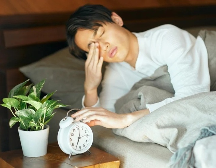 Vì sao chúng ta thường tỉnh giấc trước khi báo thức reo?