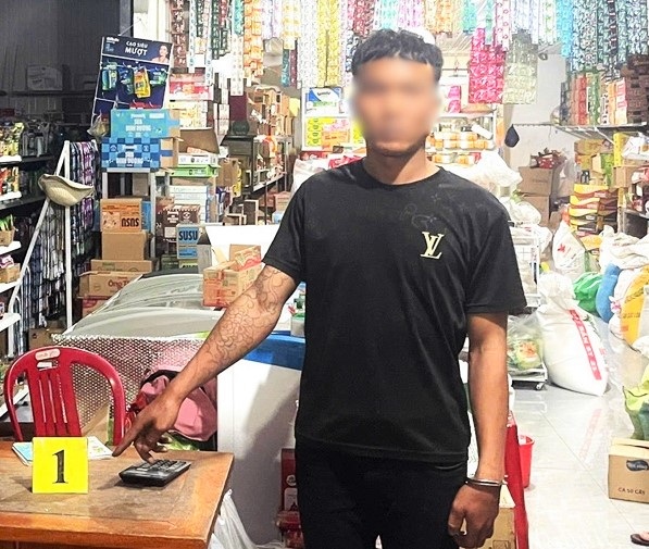 Bắt giữ nam thanh niên giả vờ mua hàng, trộm tiền tại tiệm tạp hóa