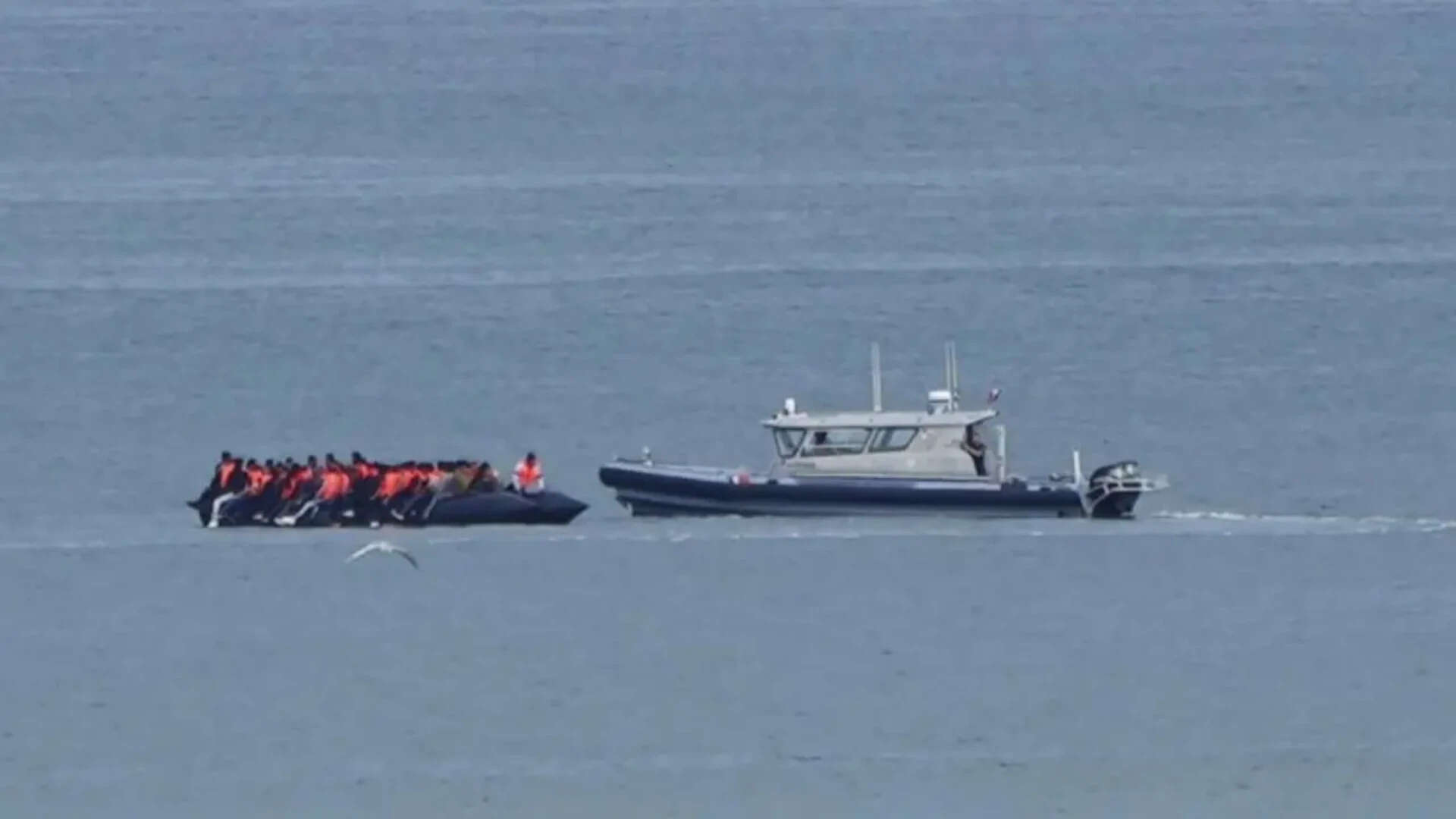 UK signs £650m deal with France to stop illegal migrants crossing ...