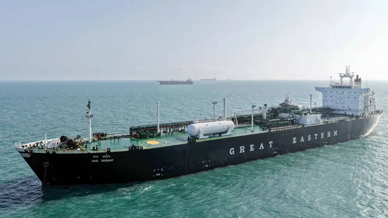 Iran oil tankers go dark to sail past US blockade