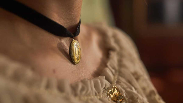 An uninvited woman came to my wedding with the exact locket my mom was ...