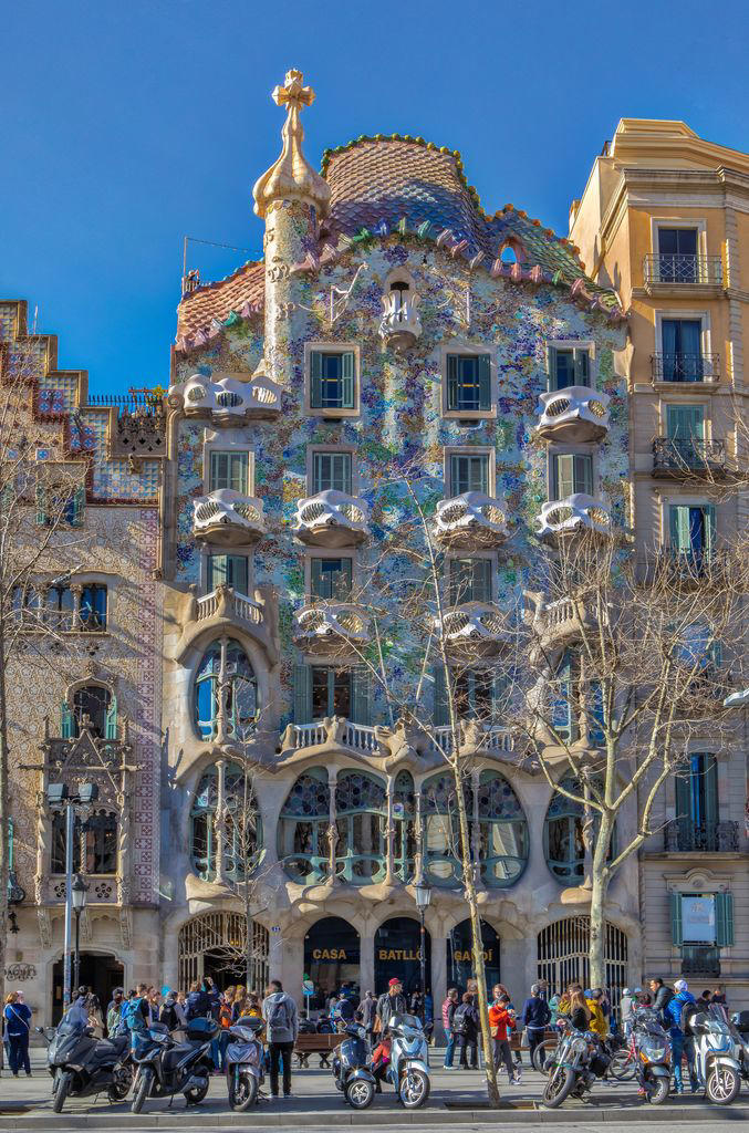 La Casa Batll&oacute; de Antoni Gaud&iacute;, en Barcelona, reinterpretada como el lomo escamoso del drag&oacute;n de la leyenda de San Jorge, con la cruz coronando la torre como la espada que lo vence