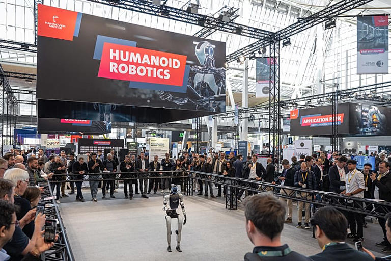 Humanoid robotok pótolhatják a szakképzett munkaerőt az elöregedő Európában