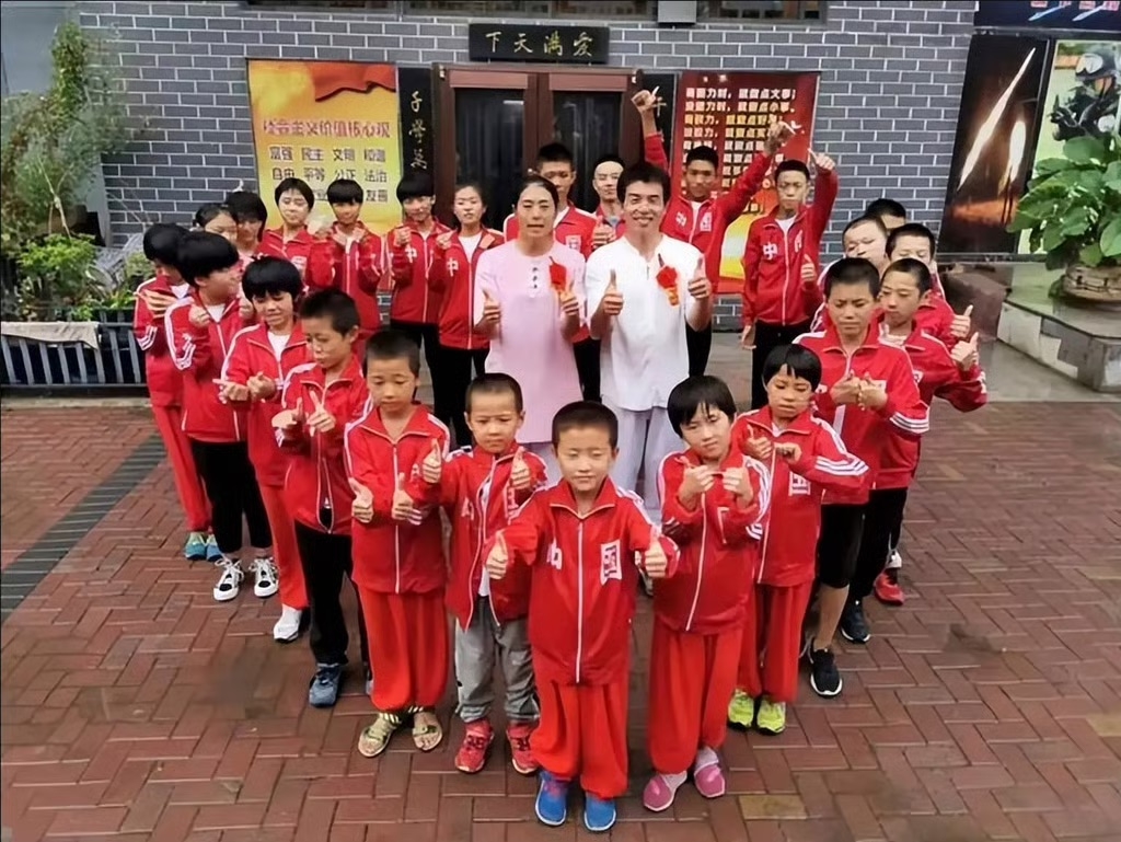 'Ông bố siêu nhân' vay nợ, làm đủ nghề nuôi gần 300 trẻ mồ côi