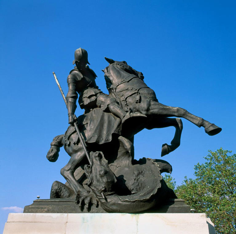 Estatua de San Jorge a caballo dando muerte al drag&oacute;n en St John&rsquo;s Wood Circus (Londres), una de las representaciones m&aacute;s ic&oacute;nicas de la leyenda del santo