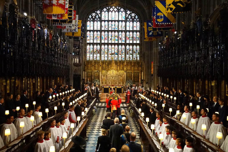 La familia real brit&aacute;nica acompa&ntilde;a el f&eacute;retro de la reina Isabel II durante el servicio de entierro en la Capilla de San Jorge, en el Castillo de Windsor, el 19 de septiembre de 2022