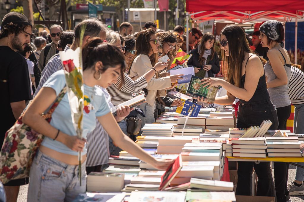 Libros y rosas llenan las calles durante el D&iacute;a de Sant Jordi, una tradici&oacute;n &uacute;nica en la que la literatura y el amor se entrelazan en cada rinc&oacute;n de Catalu&ntilde;a
