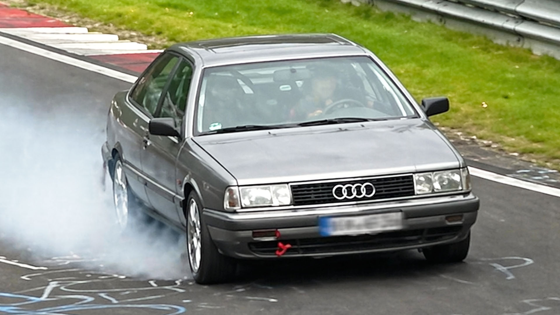 Le gomme posteriori cedono all'improvviso al Nürburgring, un errore ...