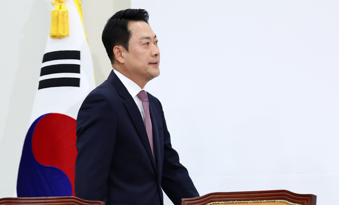 국민의힘 지지율 15%로 떨어지며 당내 분위기 심각, 행정수도 이전 찬반 여론, 삼성전자 노조의 성과급 요구